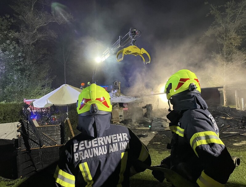 Rund drei Stunden lang dauerten die Löscharbeiten. (Bild: Feuerwehr Braunau)