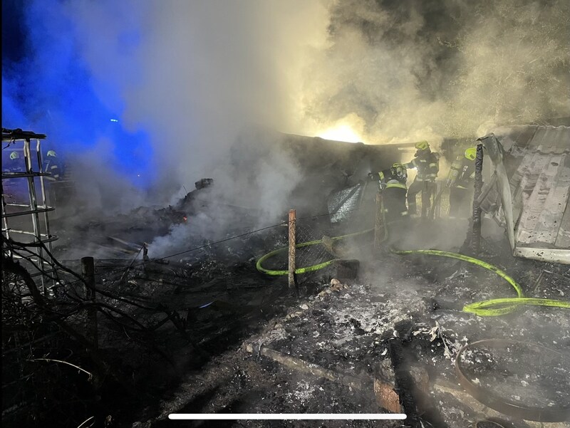 Von der Gartenhütte blieb nicht viel übrig. (Bild: Feuerwehr Braunau)