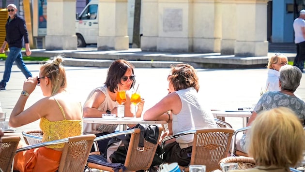 Die sommerlichen Temperaturen laden rund um den Feiertag dazu ein, im Gastgarten mit einem Erfrischungsgetränk zu verweilen (Bild: Pail Sepp)