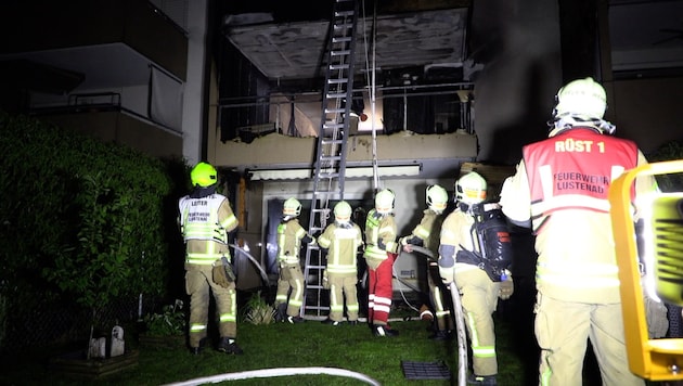 Beim Eintreffen der Feuerwehr standen bereits zwei Wohnungen in Brand. (Bild: Maurice Shourot)