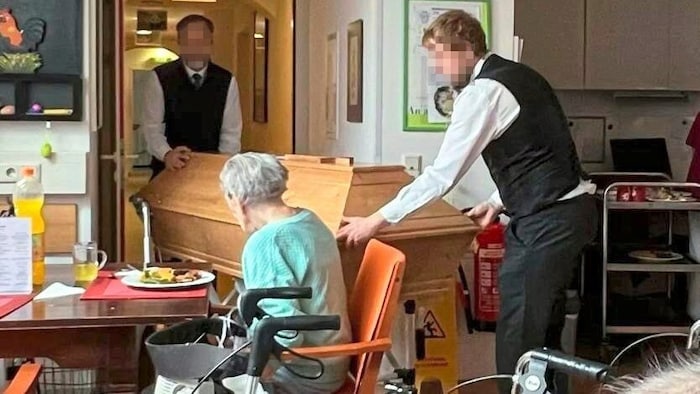 Pünktlich zum Mittagessen wurde der Sarg durch den Speisesaal transportiert.