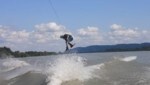 Wakeboarding ist eine Mischung aus Wasserski und Surfen. (Bild: privat)