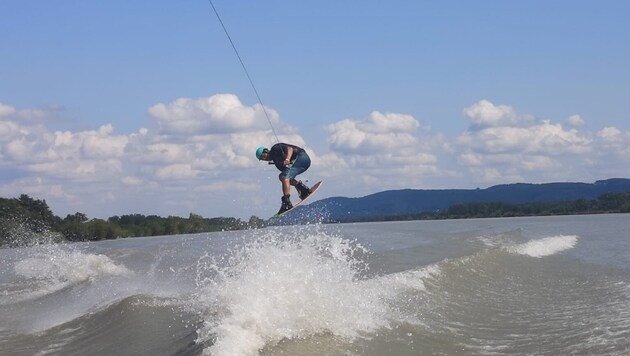 Wakeboarding is a mixture of water skiing and surfing. (Bild: privat)