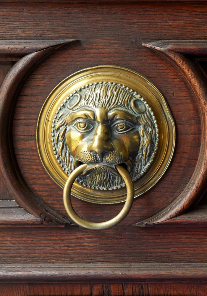 This lion guards the pharmacy on Neuer Platz.