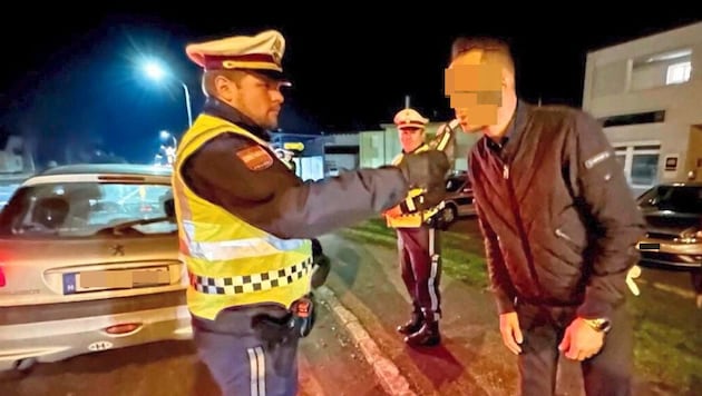 Polis, Pazar gecesi 13 alkollü sürücüyü tedavülden kaldırdı. Endişe verici sayıda sürücünün alkollü araç kullanmaktan dolayı ehliyetleri iptal edildi. (Bild: Christian Schulter, Krone KREATIV)