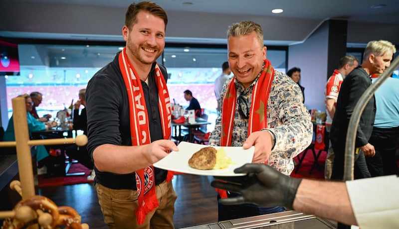 Georg Pöttinger vom gleichnamigen Installationsbetrieb und Wolfgang Kern (Oberbank, r.) griffen beim Buffet zu. (Bild: Wenzel Markus)