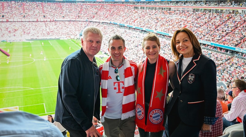 Stefan Effenberg, Oberbank-Vorstand Martin Seiter, Alexandra Halouska („OÖ-Krone“-Chefredakteurin) und Irene Grahammer (eventExklusiv) im Stadion (Bild: Wenzel Markus)