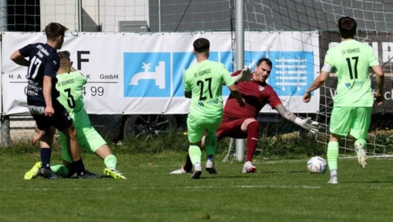 Simon Wintersteller (ganz links) überwang Goalie O‘Connor zum Tor des Tages (Bild: Andreas Tröster)