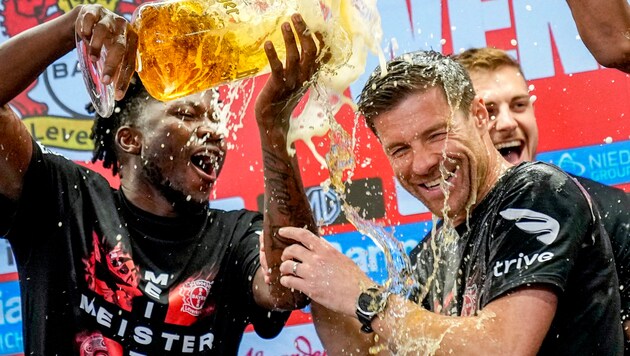 Beer shower for coach Xabi Alonso (Bild: Copyright 2024 The Associated Press. All rights reserved)