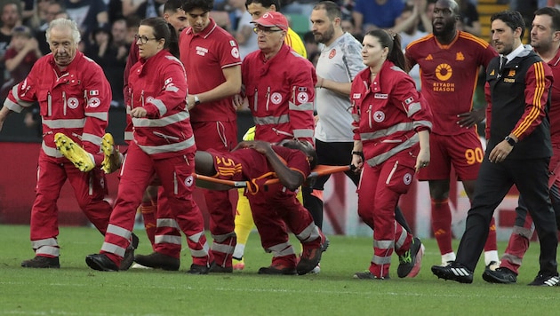 Evan Ndicka is carried off the pitch. (Bild: Andrea Bressanutti/LaPresse)