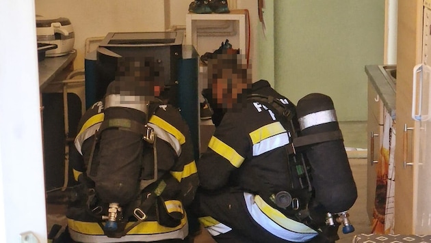 The fire department used breathing apparatus to inspect the stove. (Bild: Feuerwehr Ferlach)