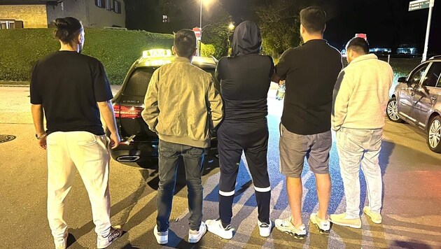 Olaydan etkilenen birkaç şoför (resimde görülüyor) gece vakti kendi taksilerine ve meslektaşlarının taksilerine zarar veren hırsızları aramak üzere yola çıktı. (Bild: Markus Tschepp)