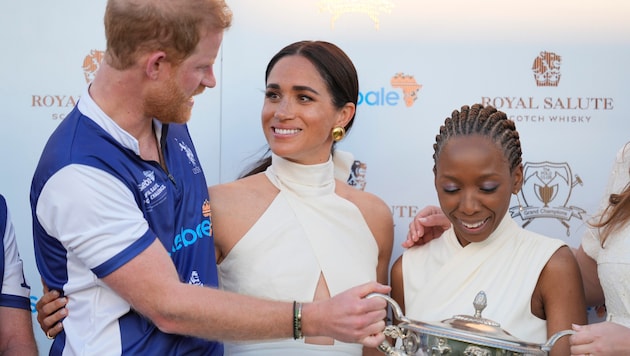 Duchess Meghan doesn't want to share Prince Harry - and really bitched at the award ceremony of his charity polo match. (Bild: APA/AP Photo/Rebecca Blackwell)