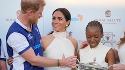 Herzogin Meghan will Prinz Harry nicht teilen – und zickt bei der Siegerehrung seines Charity-Polomatches ordentlich herum. (Bild: APA/AP Photo/Rebecca Blackwell)