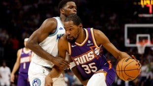 Kevin Durant (r.) qualifizierte sich mit den Phoenix Suns für die Play-offs. (Bild: APA/Getty Images via AFP/GETTY IMAGES/David Berding)