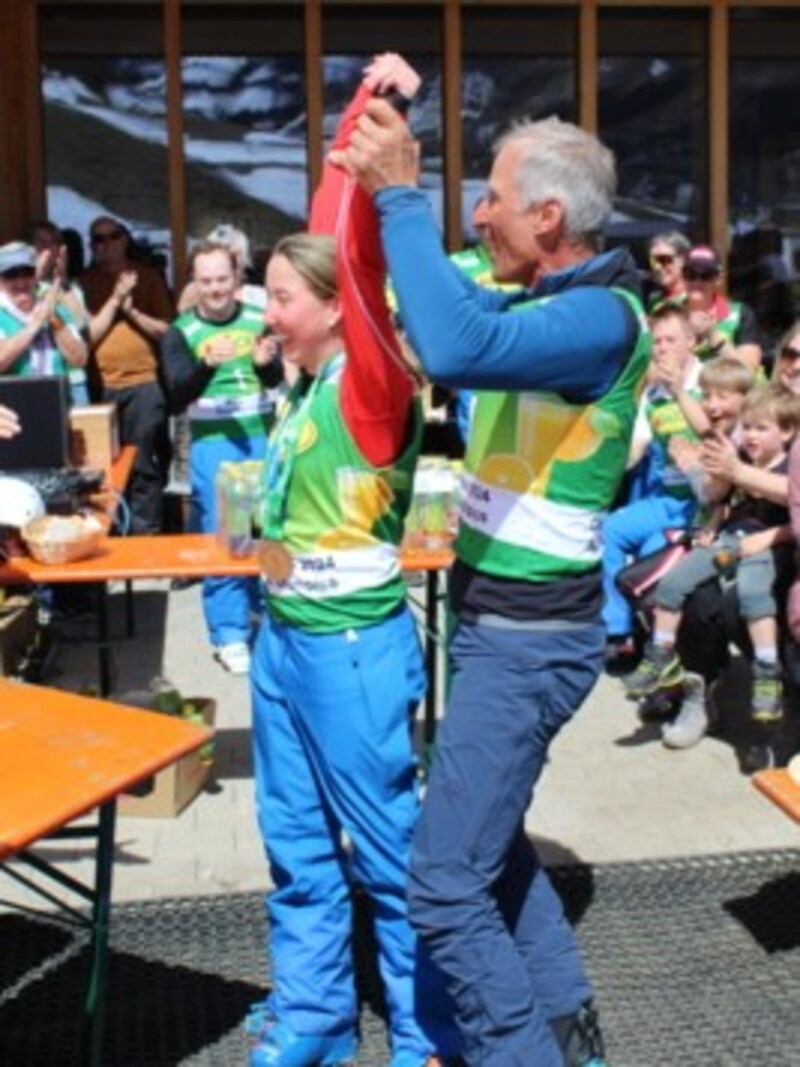 Olympiasieger Hubert Strolz feierte mit Jasmin Heim, die in der Steiermark gerade eben erst zwei Special Olympics-Goldmedaillen gewinnen konnte. (Bild: Peter Weihs/Kronenzeitung)