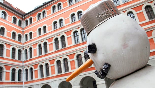 Manfred Erjautz's "snowman" stands for frozen time (Bild: Christian Jauschowetz)