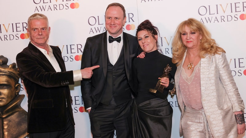 Director Stephen Daldry (from left), screenwriter Kate Trefry, co-director Justin Martin and producer Sonia Friedman were honored for "Stranger Things: The First Shadow". (Bild: APA/Vianney Le Caer/Invision/AP)