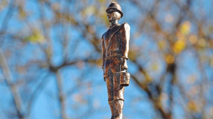 „Feuerwehrmann“ von Peter Roskaric vor der Grazer Synagoge