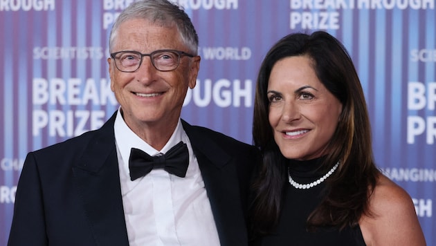 Microsoft founder Bill Gates with girlfriend Paula Hurd (Bild: APA/AFP/ETIENNE LAURENT)