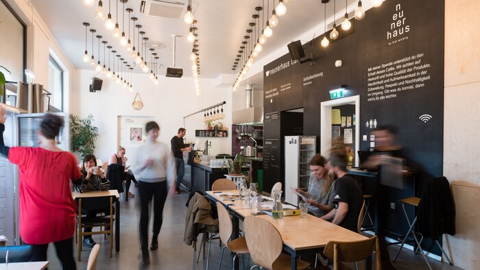 The neunerhaus Café at Margaretenstraße 166 is open to everyone - dogs are also welcome. From ...