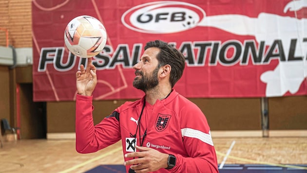 Futsal-Teamchef Patrik Barbic ist happy. (Bild: ÖFB/Patrick Vranovsky)