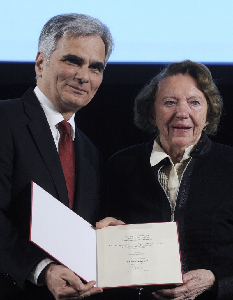 Widerstandskämpferin Katharina „Käthe“ Sasso hat 2016 in der Wiener Hofburg von Werner Faymann (SPÖ) den Berufstitel „Professorin“ erhalten.   (Bild: APA/HERBERT PFARRHOFER)