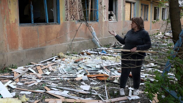 Egy lerombolt ház egy éjszakai támadás után Donyeck térségében (Bild: AFP)