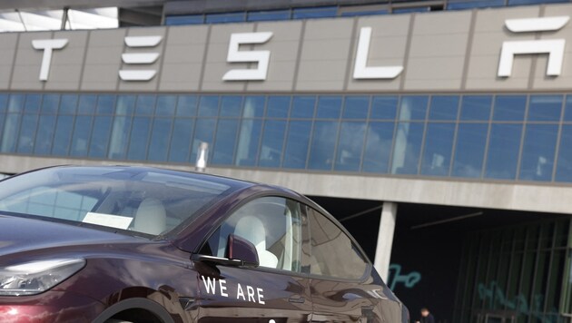 A Tesla főnöke, Elon Musk a hírek szerint egy belső feljegyzésben jelentette be a leépítéseket. (Bild: AFP)