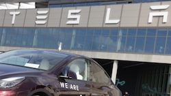 Tesla-Chef Elon Musk habe den Stellenabbau in einer internen Mitteilung angekündigt, heißt es. (Bild: AFP)