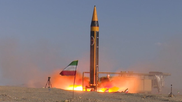 Test einer iranischen „Kheibar Shekan“-Rakete im Mai 2023 – Derartige Raketen wurden am Samstag in großer Zahl auf Israel abgeschossen. (Bild: APA/AFP/IRANIAN DEFENCE MINISTRY)