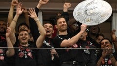 Xabi Alonso hält die Meisterschale in seinen Händen. (Bild: APA/AFP/INA FASSBENDER)