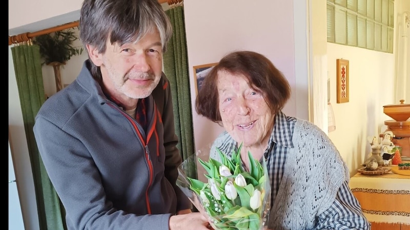 Ex-Richter Helmut Wlasak mit seinem wohl ältesten Fan: „Tulpen sind meine Lieblingsblumen.“ (Bild: Kollegger)