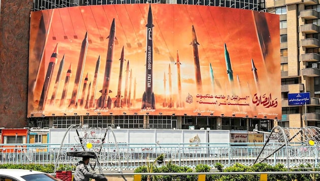 Raketen, wo das Auge hinfällt: In der iranischen Hauptstadt Teheran feiert man den iranischen Angriff. (Bild: AFP)