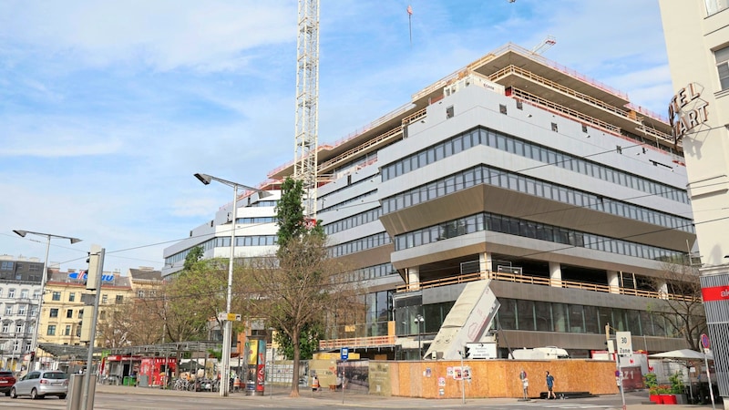 Der Julius-Tandler-Platz ist kein attraktiver Ort. Aktuell wird der achtgeschossige Überbau des Franz-Josef-Bahnhofs saniert und Ende 2024 fertiggestellt. (Bild: Zwefo)