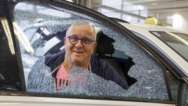 Reinhard Feichtner is one of the victims. The perpetrators smashed the side window of his cab. (Bild: Tschepp Markus)