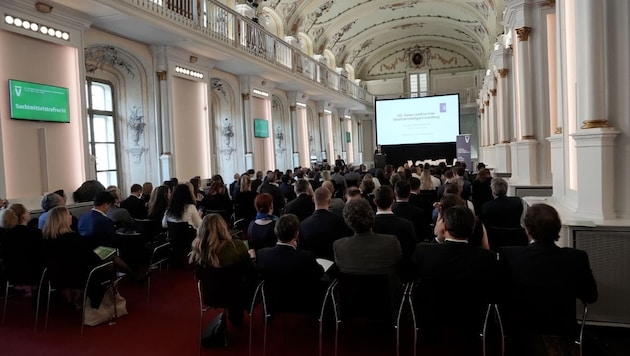 Over 180 personalities from the legal scene took their seats in the Old University in Graz. (Bild: Sepp Pail)