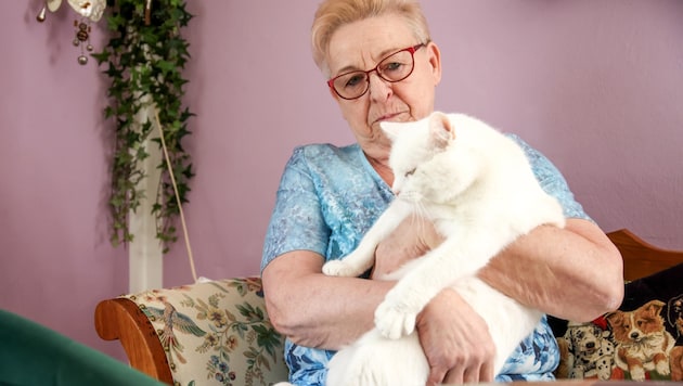 Mrs. Unterberger and Balu the cat can hope that Gswb will finally get going after losing the case. (Bild: Tröster Andreas)