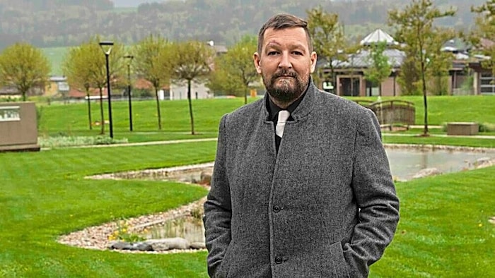 Toni Eisenhuber nimmt die Bestatter in Schutz: „Pietätloser wäre der Abtransport ohne Sarg oder ...