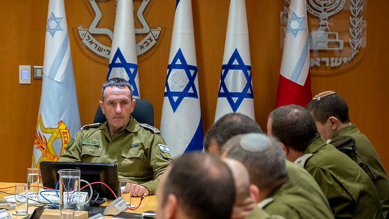 Generalstabschef Herzi Halevi berät sich mit hochrangigen Vertretern des Militärs. (Bild: APA/AFP/Israeli Army)