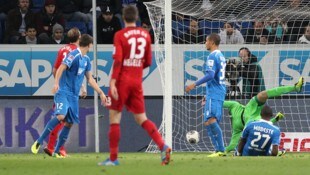 Eine mittlerweile legendäre Fehlentscheidung: Der Ball landet wegen eines Lochs im Netz im Tor. (Bild: AFP)