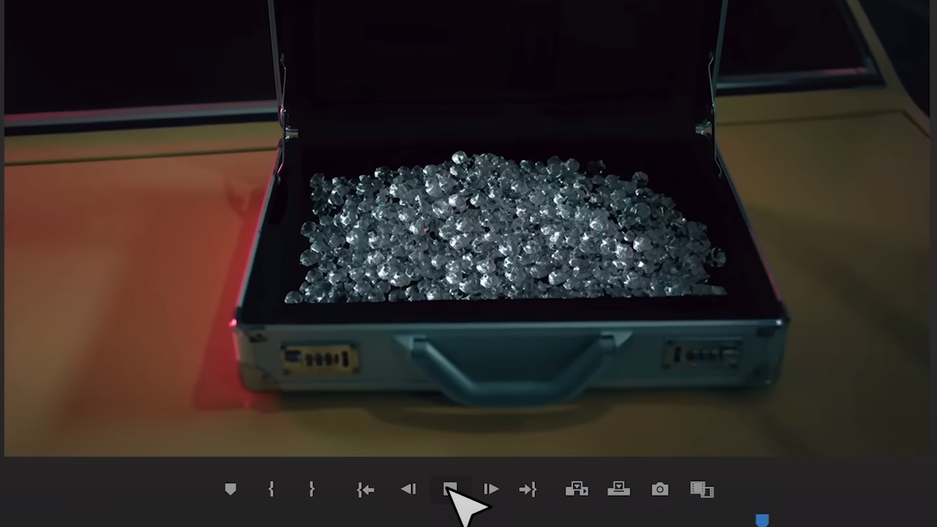 With AI, additional diamonds can be added virtually at the touch of a button. (Bild: youtube.com/Adobe)