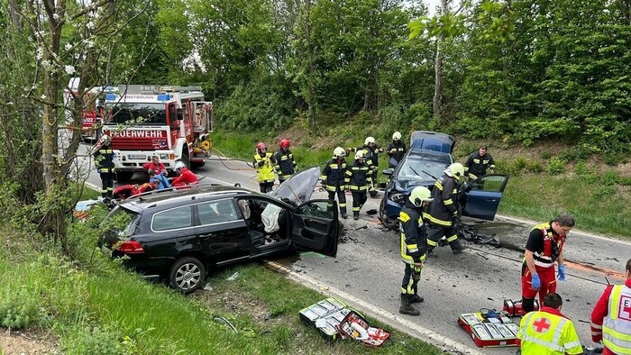 Bei der Frontalkollision wurden drei Personen schwer verletzt.