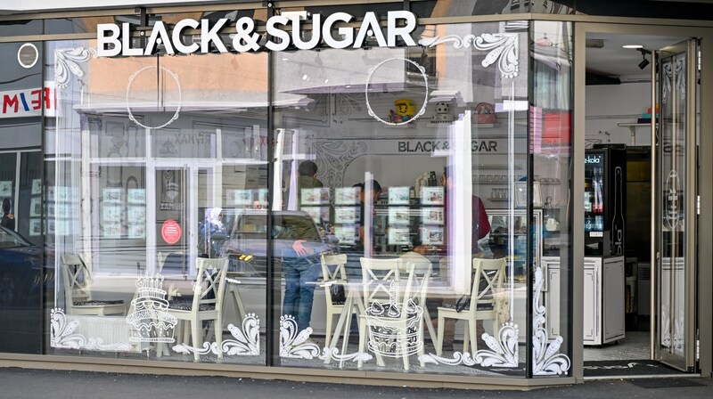 „Black & Sugar“ in der Mozartstraße 14 hat montags bis sonntags von 9 bis 20 Uhr geöffnet. (Bild: Dostal Harald)