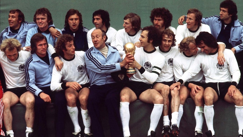 Das Weltmeister-Team von 1974: Franz Beckenbauer (4. vo. re. unten, mit Pokal) und Bernd Hölzenbein (3. von rechts unten). (Bild: GEPA pictures)