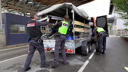 Penible Produktkontrollen an den Grenzen stehen bei den heimischen Zollbeamten auf der Tagesordnung.  (Bild: Maurice Shourot)