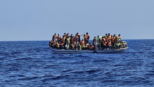 Ay başından bu yana giderek daha fazla göçmen Kıbrıs'a akın ediyor. (Bild: AFP)