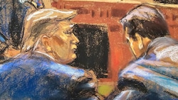 Donald Trump (l.) mit seinem Anwalt Todd Blanche (Bild: AP)