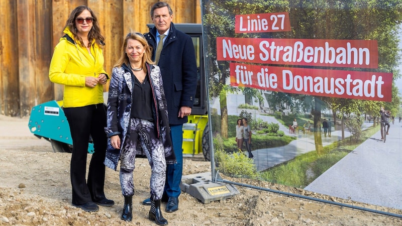 Verkehrsstadträtin Ulli Sima (SPÖ), Wiener Linien-Chefin Alexandra Reinagl und Öffi-Stadtrat Peter Hanke (SPÖ) beim Spatenstich der Straßenbahninie 27 in der Donaustadt. (Bild: Simon Wöhrer)