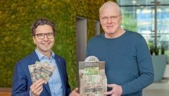 Markus Kaser und Alexander Egit (re.) rufen zur Rettung unserer Wildbienen auf. Jetzt gilt es, Wildblumen-Samen auszustreuen! (Bild: Eva trifft Fotografie)